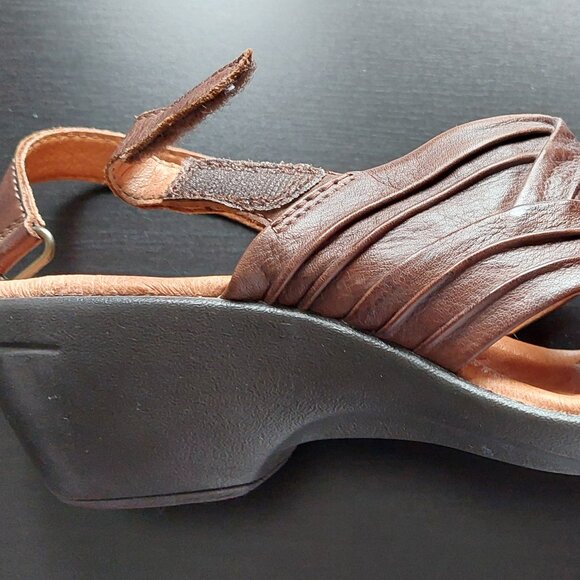 Clark’s Artisan Brown Leather Sandal Women's Size 7.1/2 Medium width. GUC - Picture 6 of 7